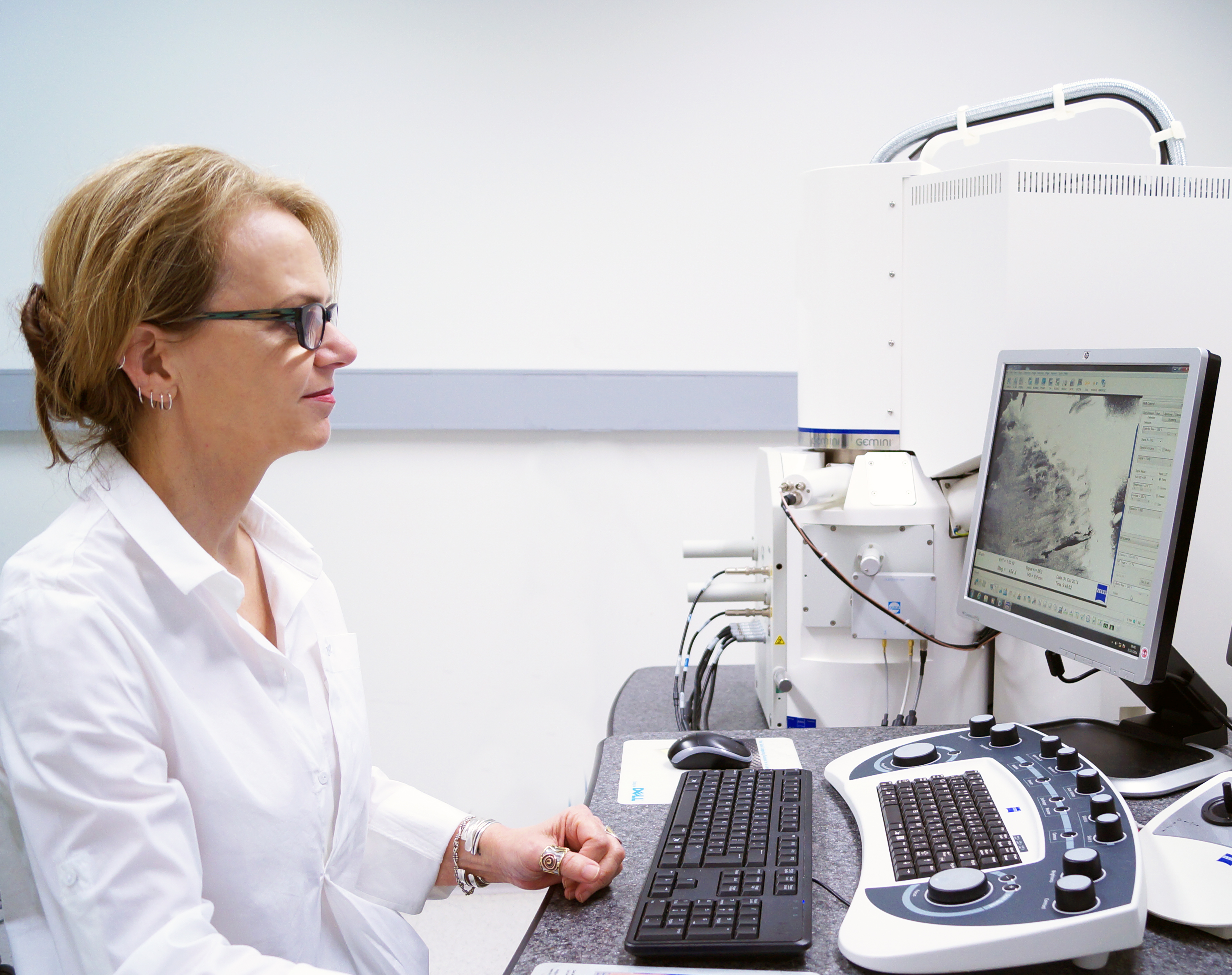 CMM's Robyn Webb and the recently installed Gatan 3-view/Zeiss microscopy system