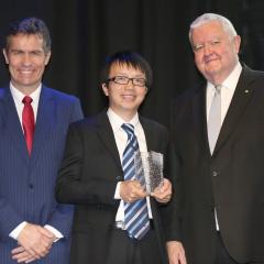 AIBN Dr Liang Zhou receiving his FREA from UQ’s Vice-Chancellor and President Professor Peter Høj (left) and Australia’s chief scientist, Professor Ian Chubb (right)