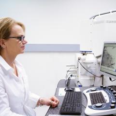CMM's Robyn Webb and the recently installed Gatan 3-view/Zeiss microscopy system